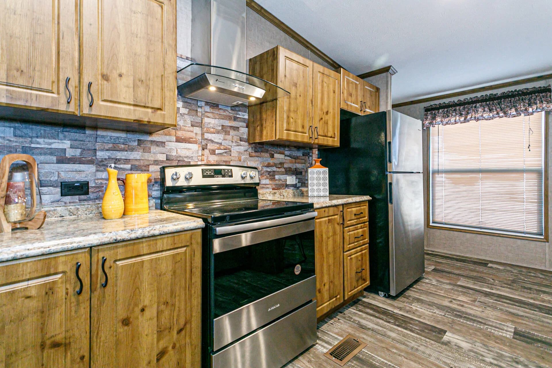 Classic c-3264-32c kitchen home features