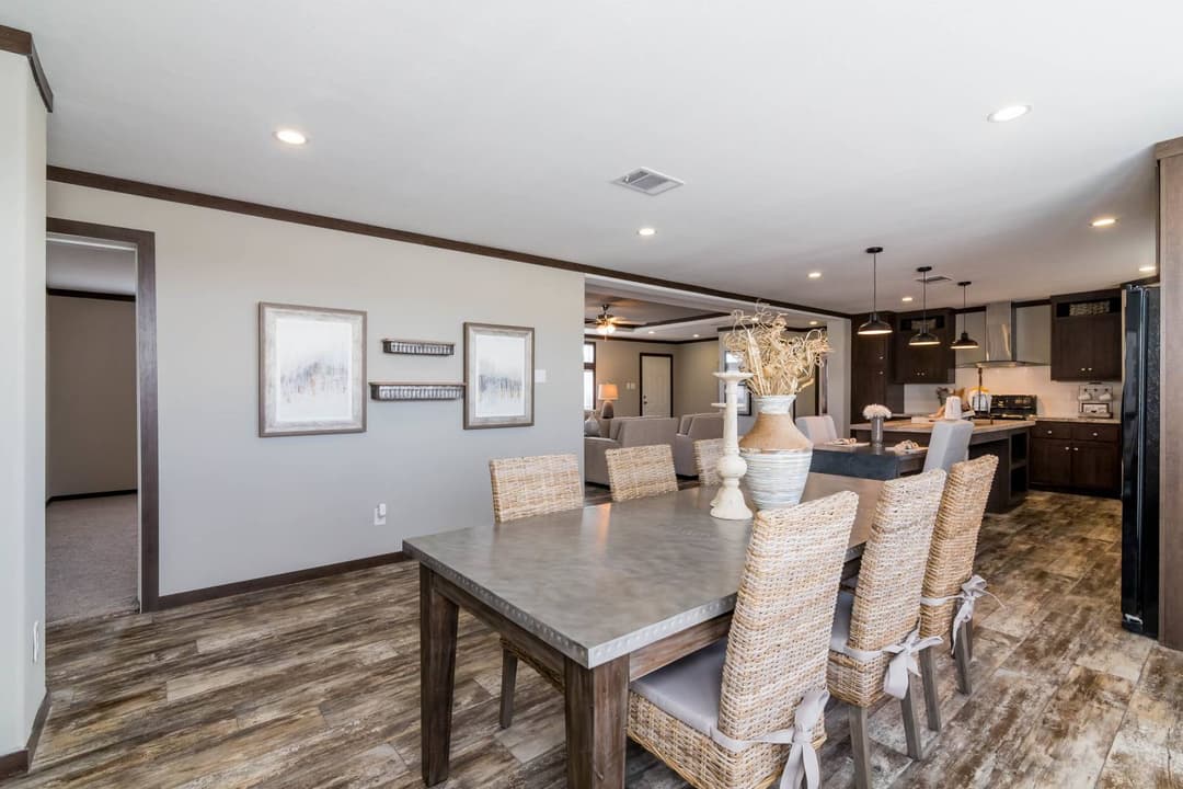 Titan extreme 3272c interior home features