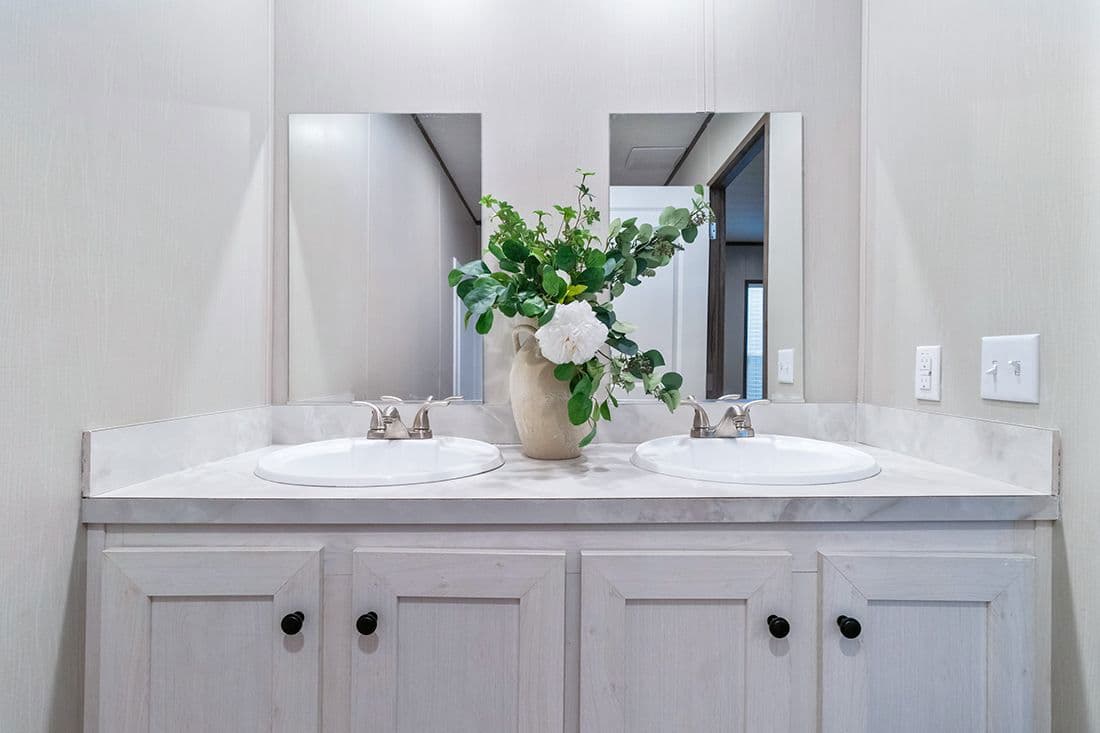 Select 16562a bathroom home features