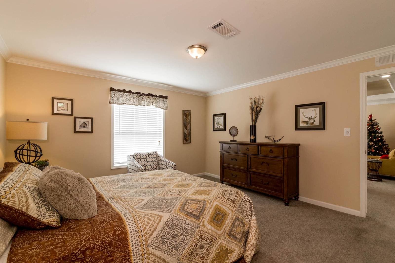 Titan extreme 3248e bedroom home features