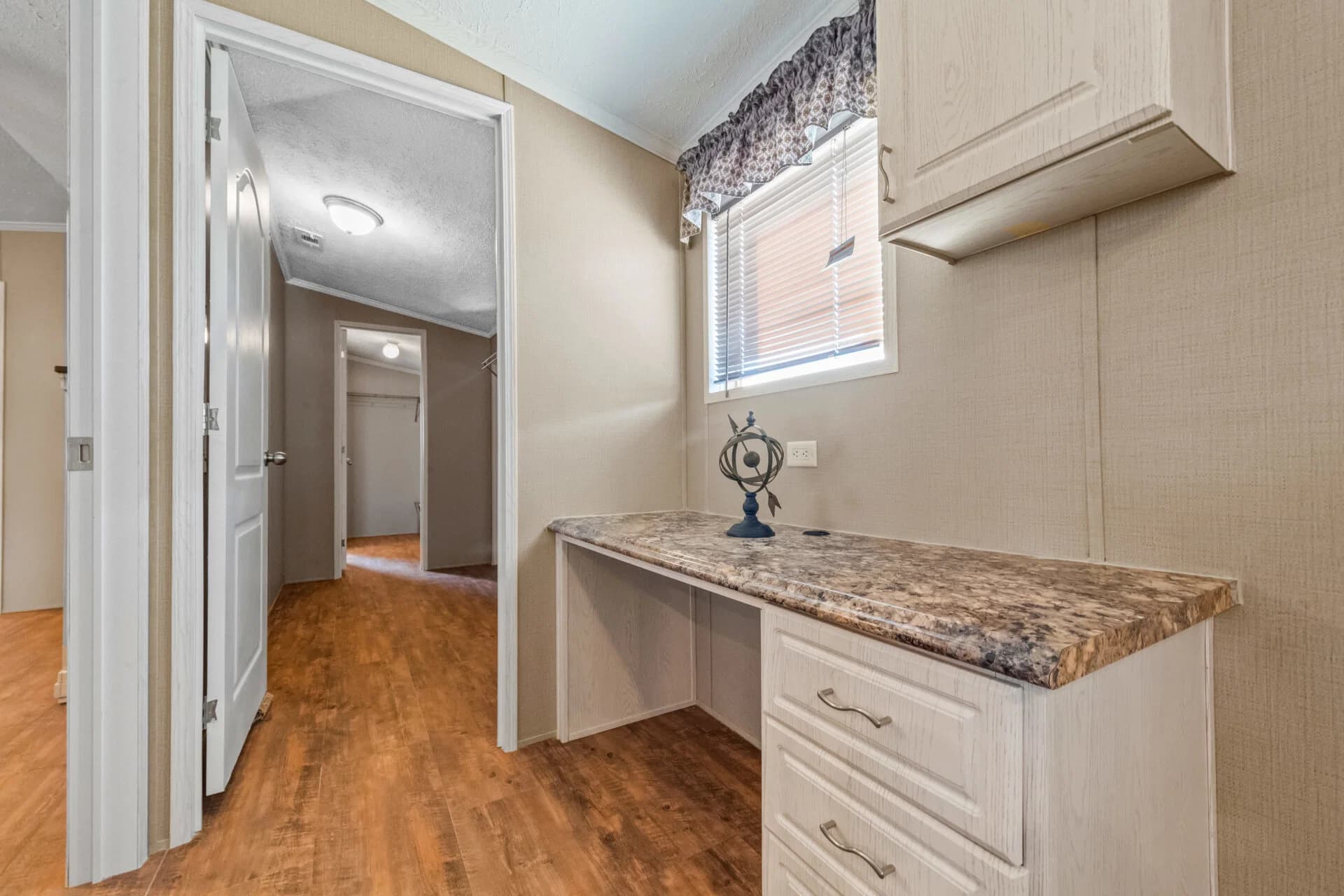 Classic c-1880-32f interior home features