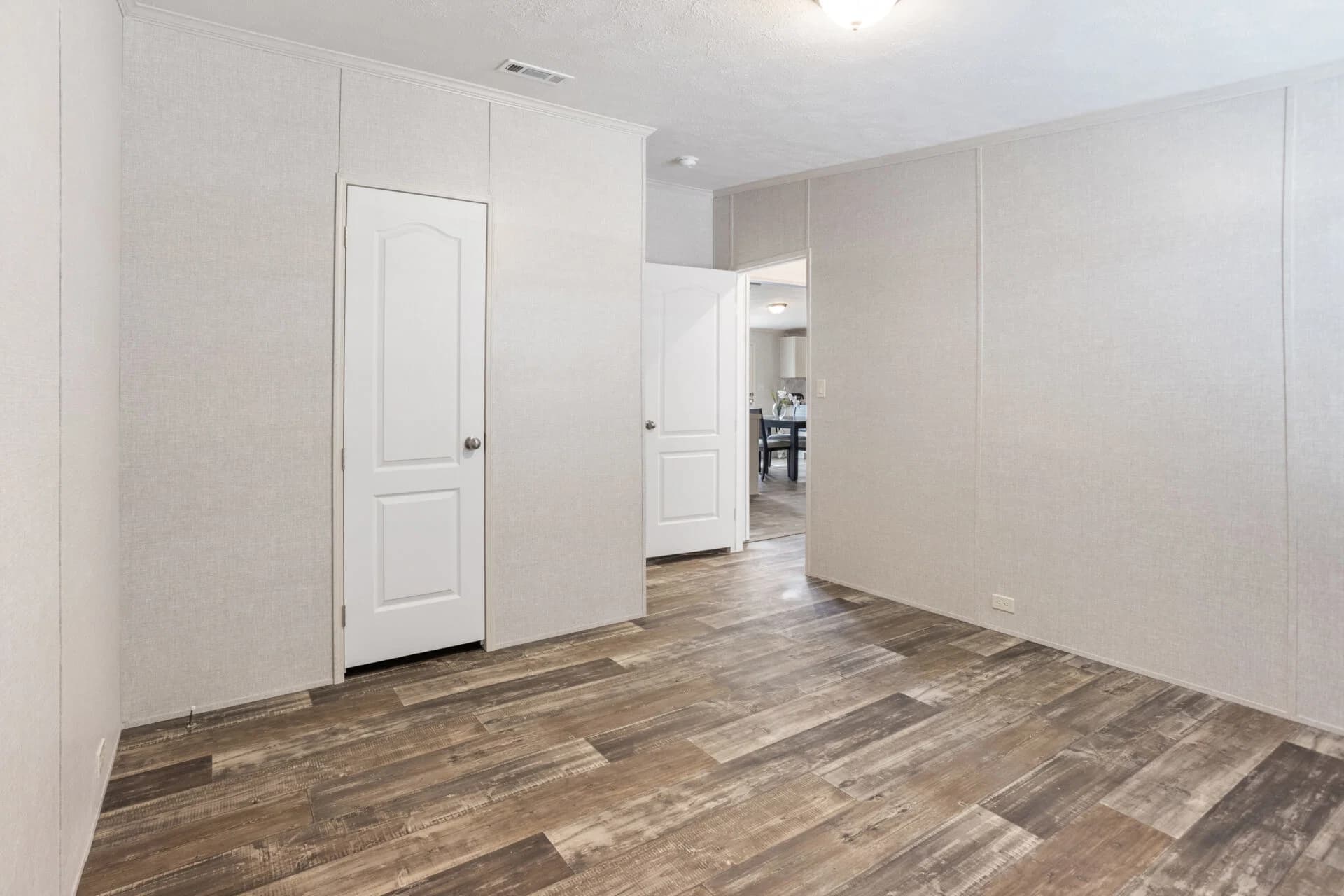 Heritage h-3272-43a bedroom home features