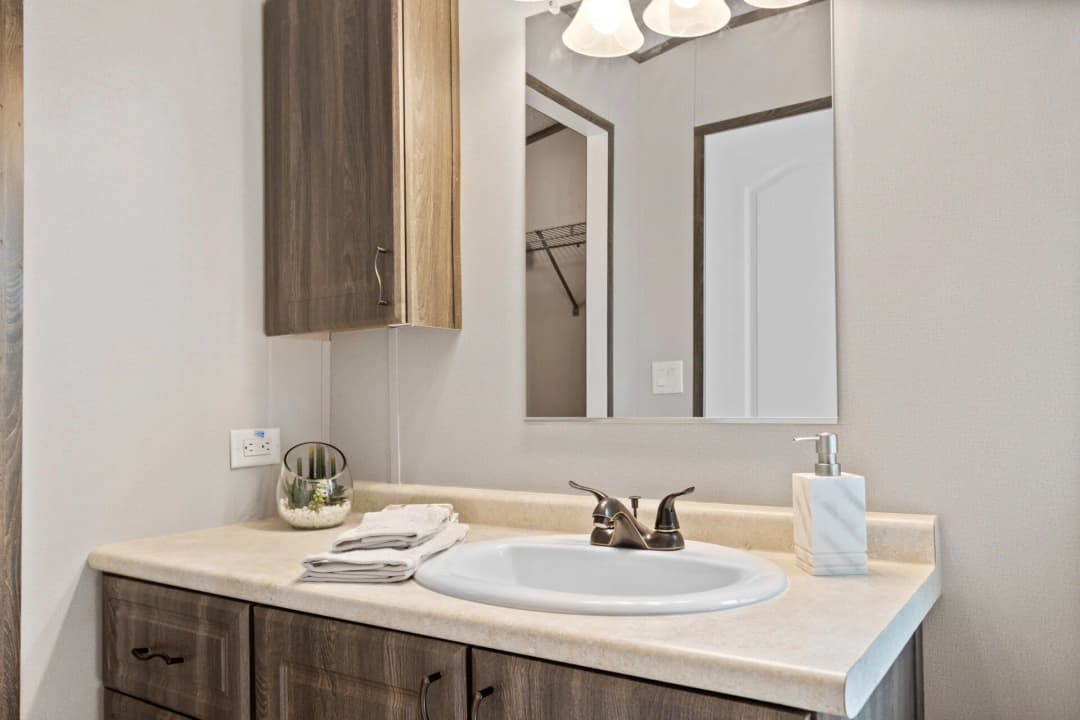 Classic c-1672-32c bathroom home features