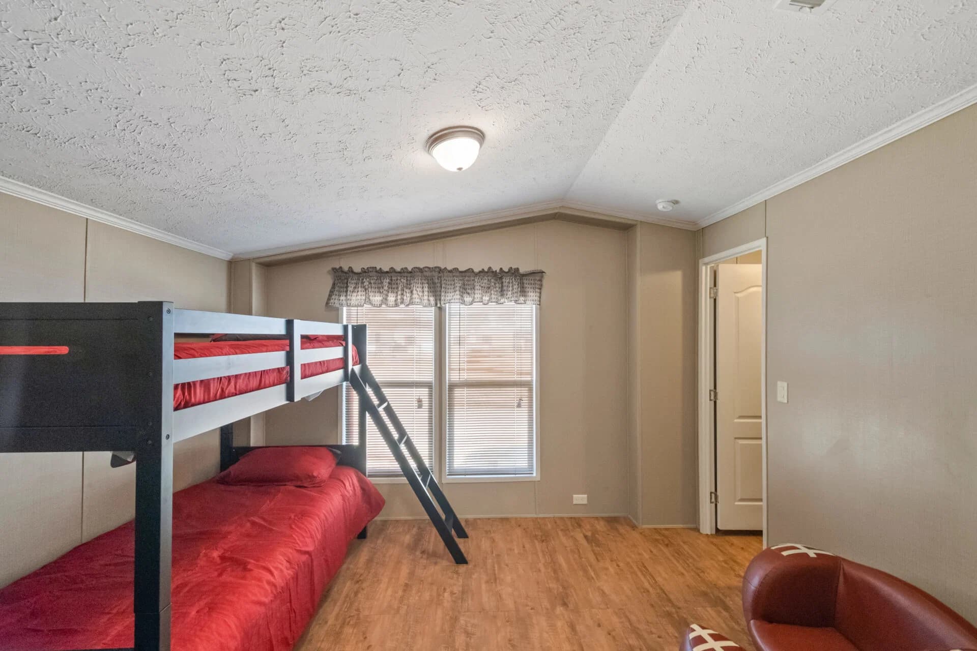 Classic c-1880-32f bedroom home features