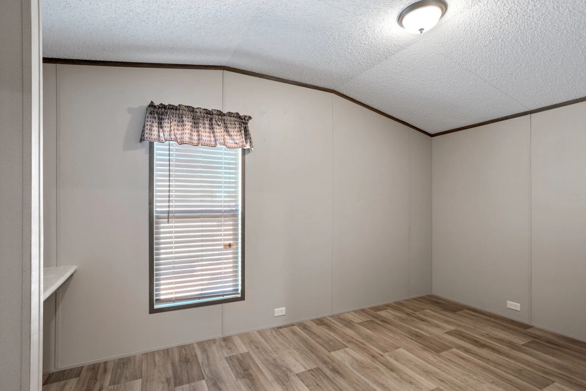 Classic c-1672-32c bedroom home features