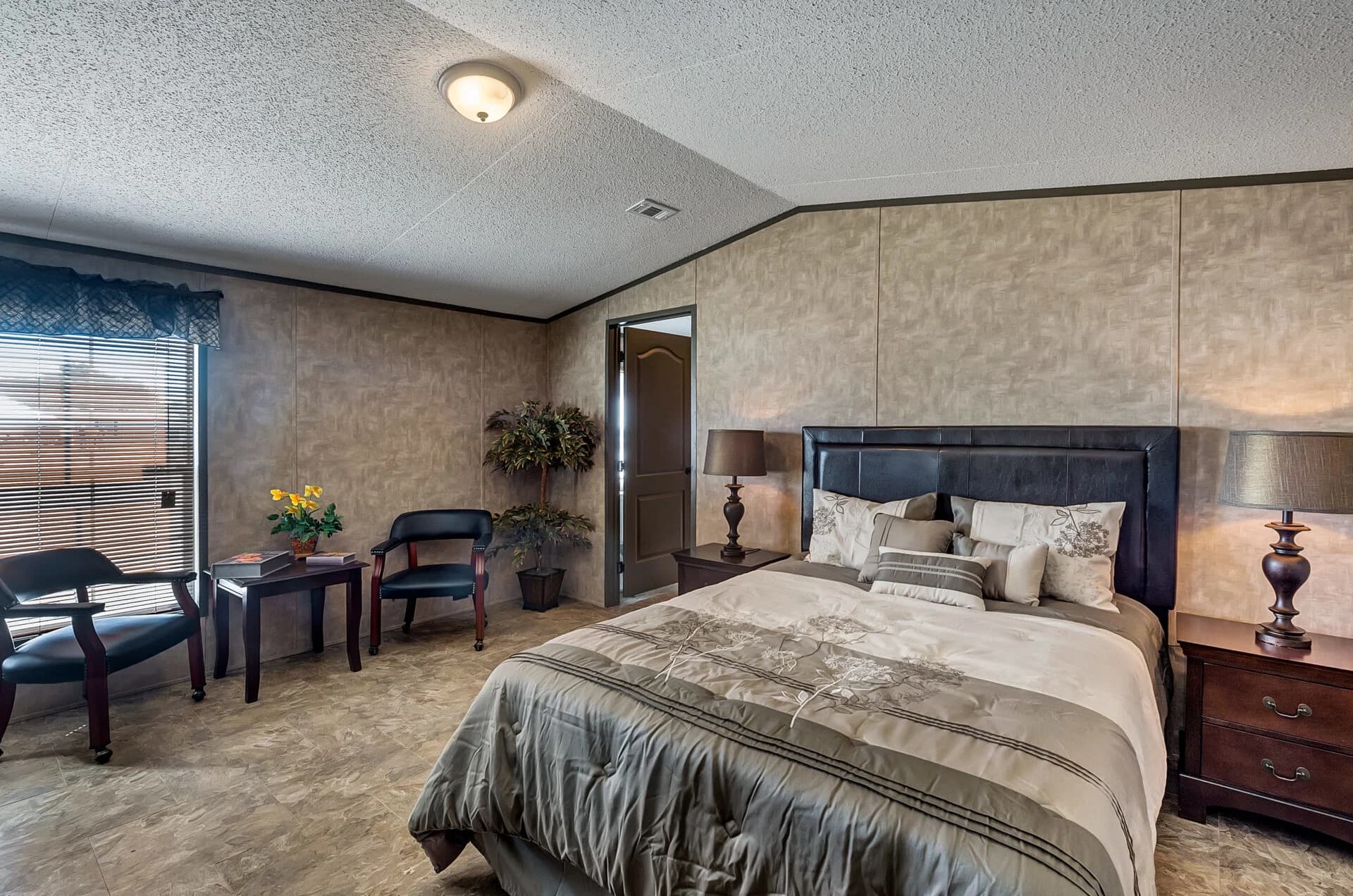 Heritage h-1680-32b bedroom home features