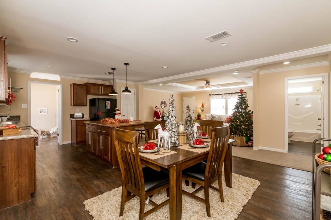 Titan extreme 3248e interior home features