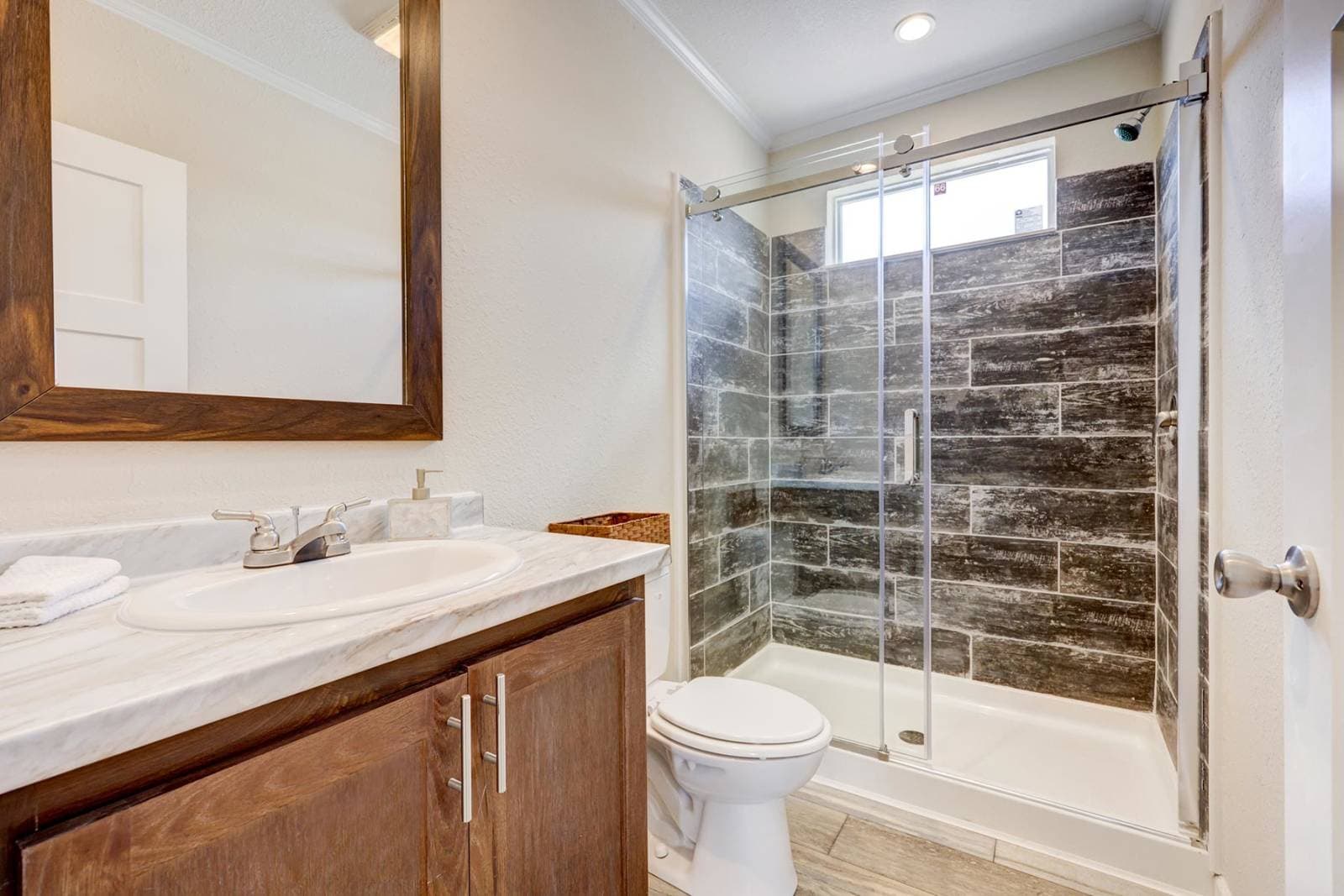 Titan extreme 3264r bathroom home features