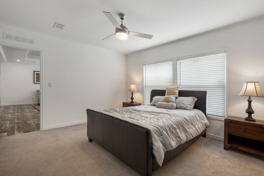 Titan extreme 2856n bedroom home features