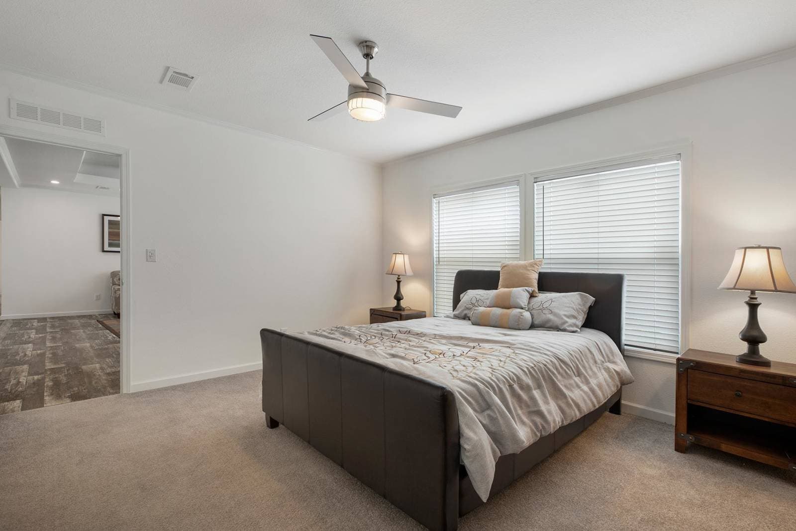 Titan extreme 2856n bedroom home features