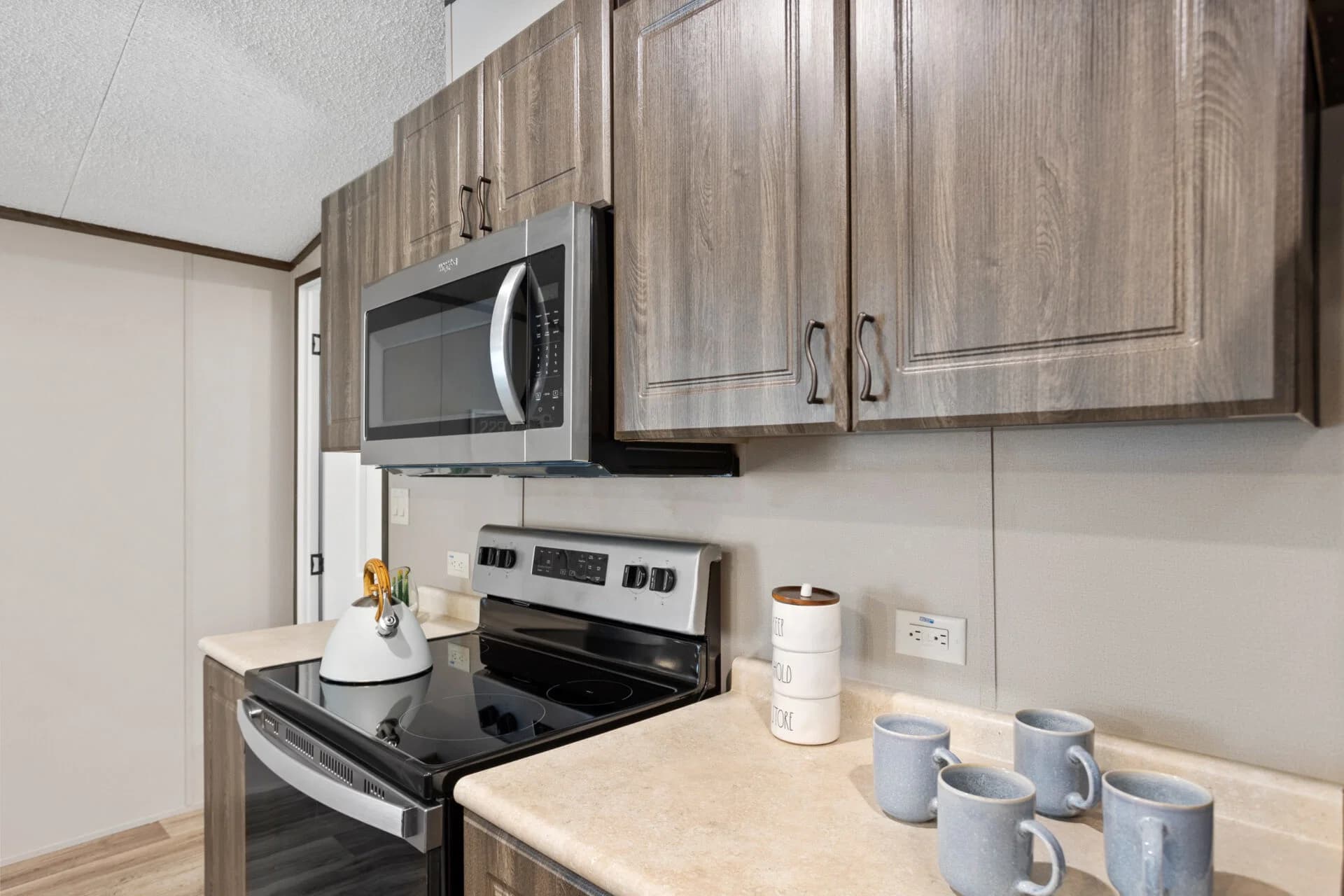 Classic c-1672-32c kitchen home features