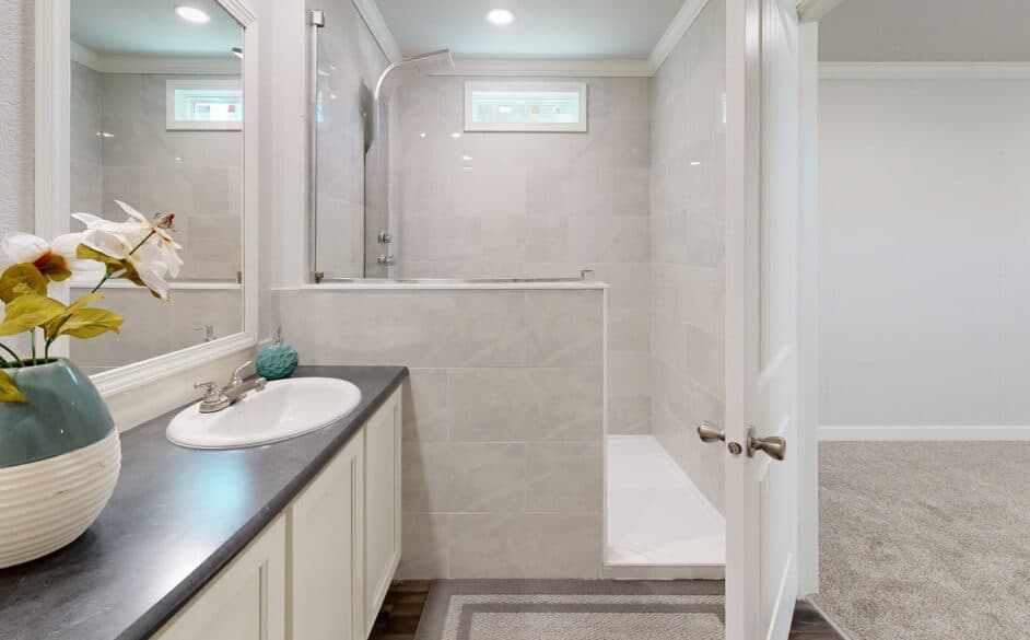 Gold spur 5616 bathroom home features