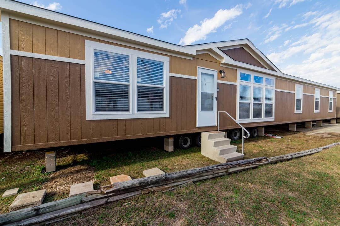 Titan extreme 3272c elevation and exterior home features