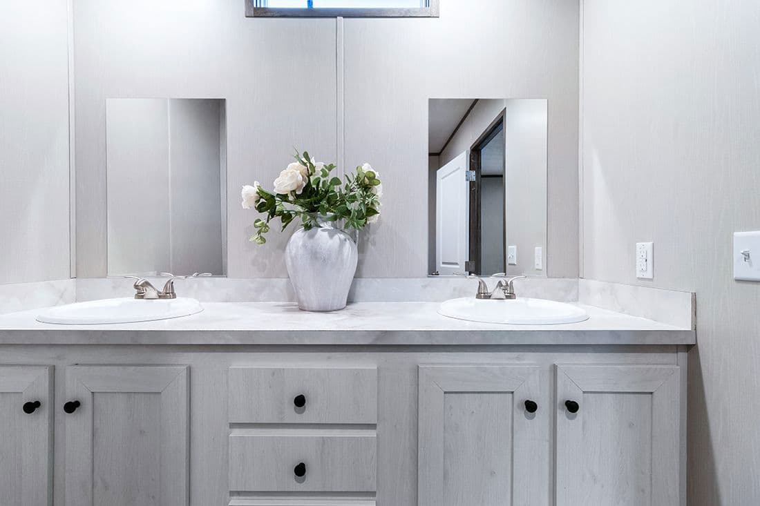 Select 16723i bathroom home features