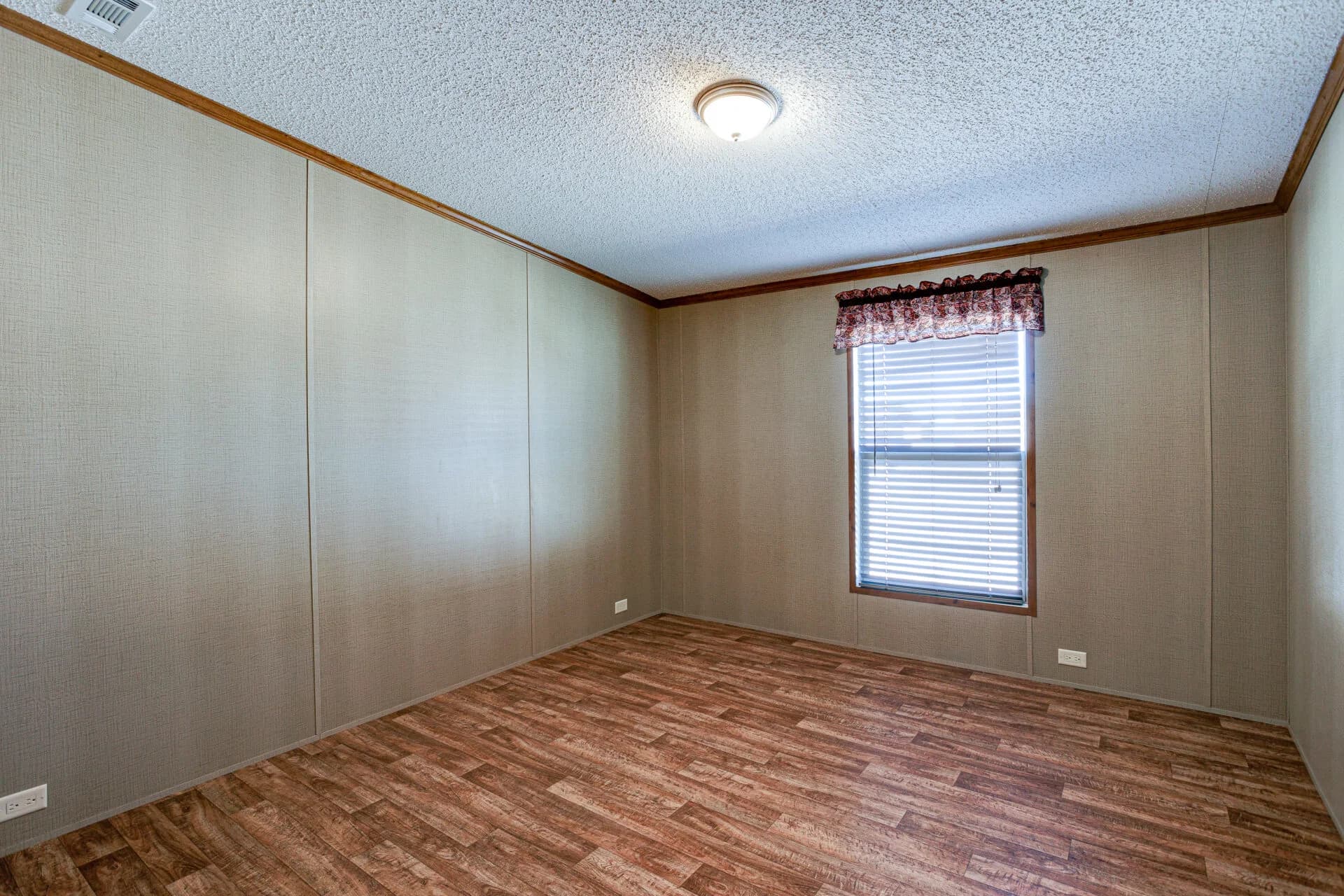 Heritage h-3256-42a bedroom home features