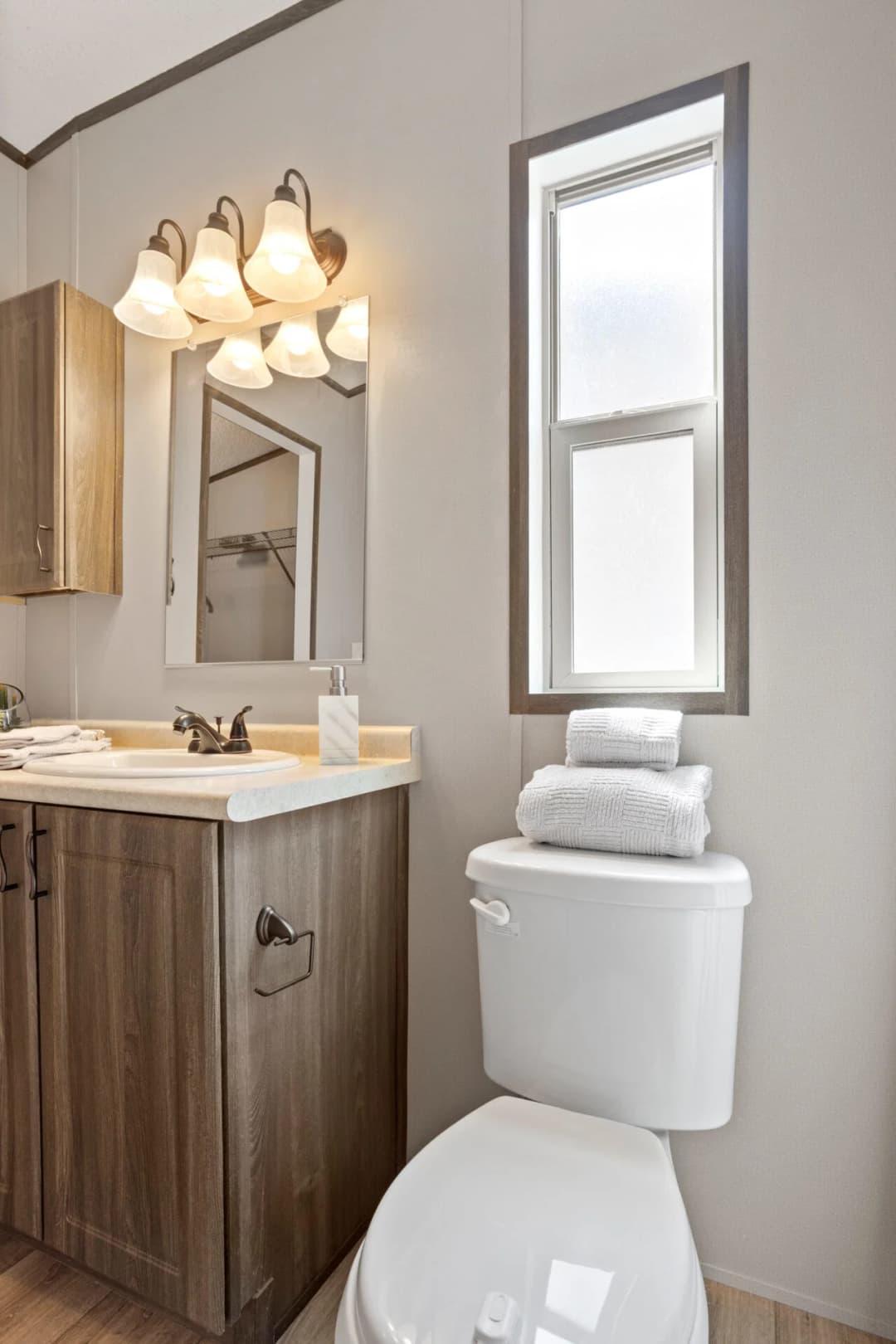Classic c-1672-32c bathroom home features