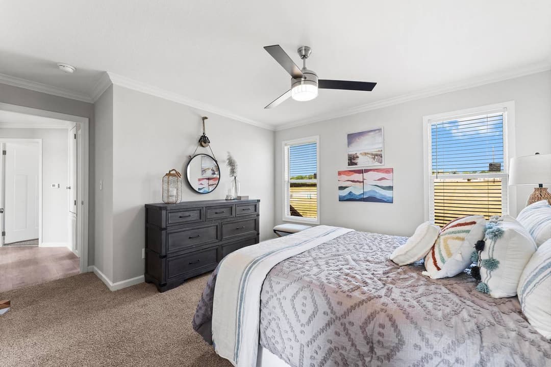 Titan extreme 2856h bedroom home features