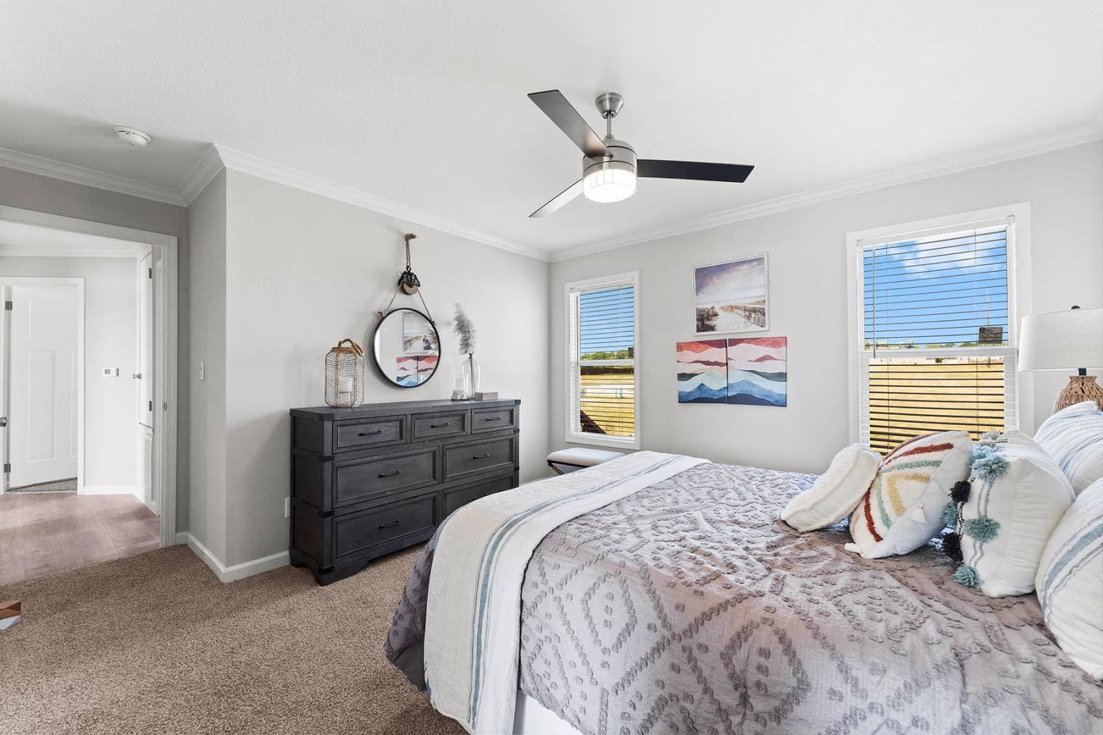 Titan extreme 2856h bedroom home features