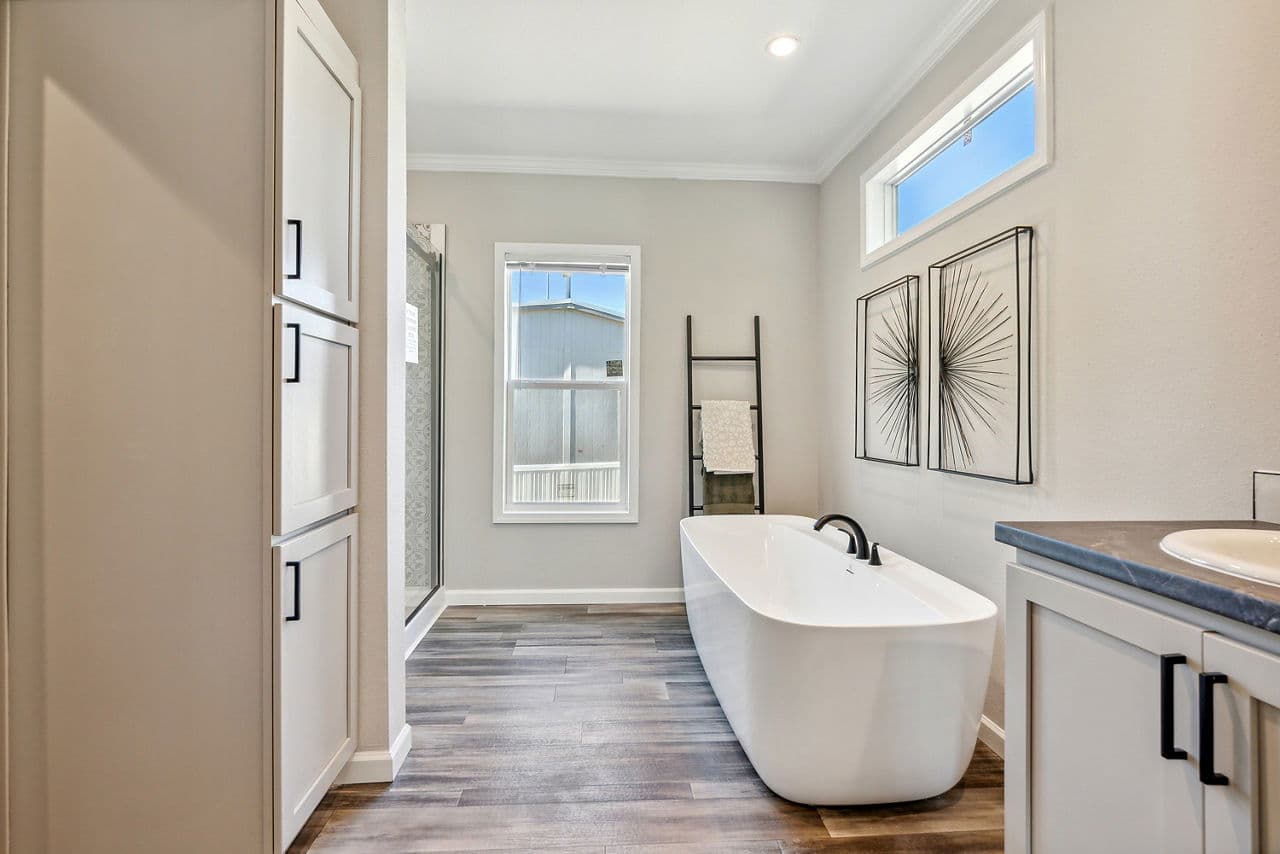 Innovation 3268h bathroom home features