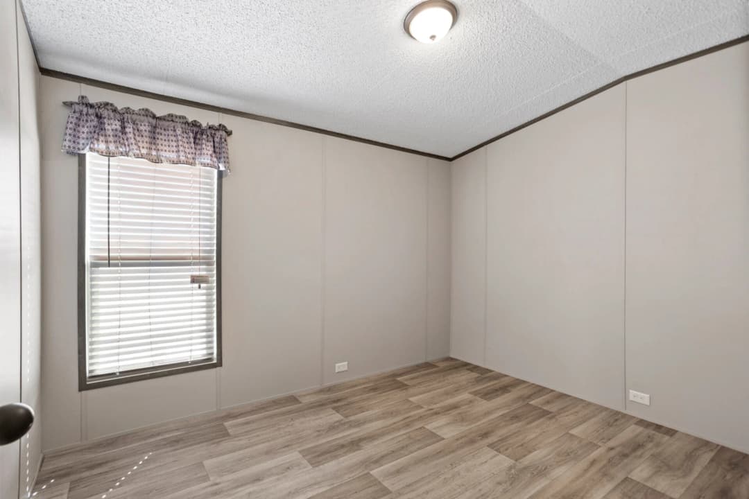 Classic c-1672-32c bedroom home features