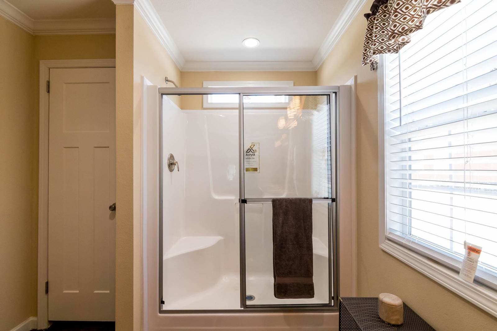 Titan extreme 3248e bathroom home features