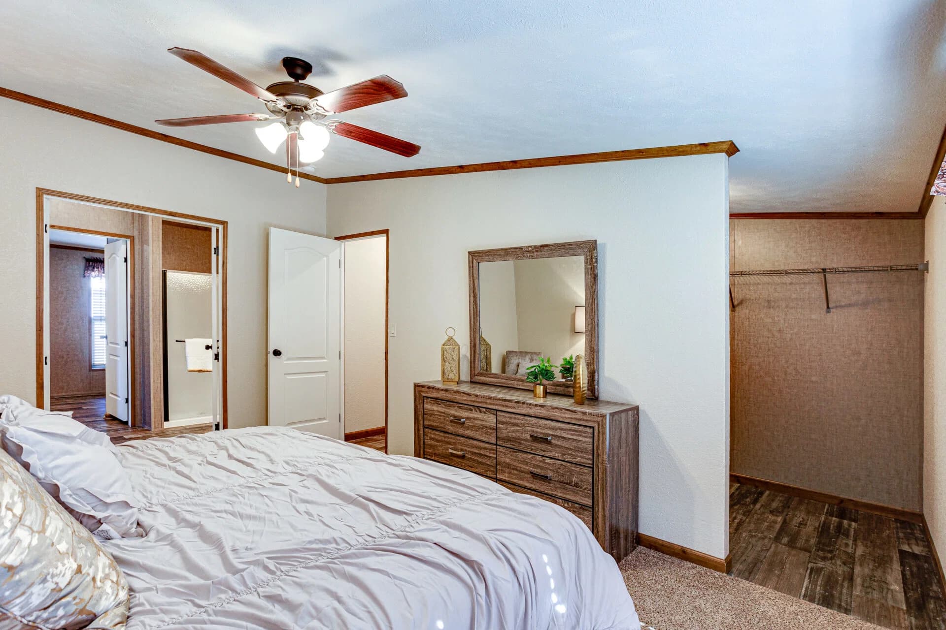 Heritage h-3264-32c bedroom home features