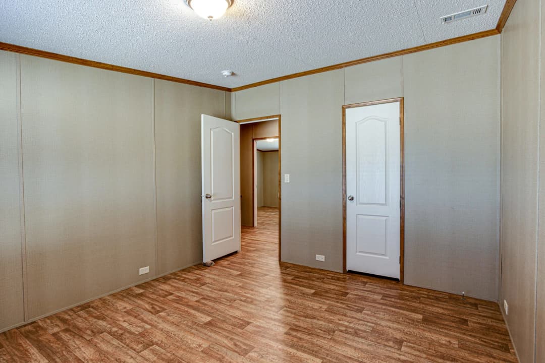 Heritage h-3256-42a bedroom home features