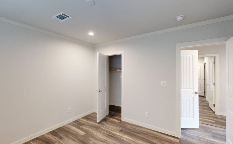 Nordic 6364 bedroom home features