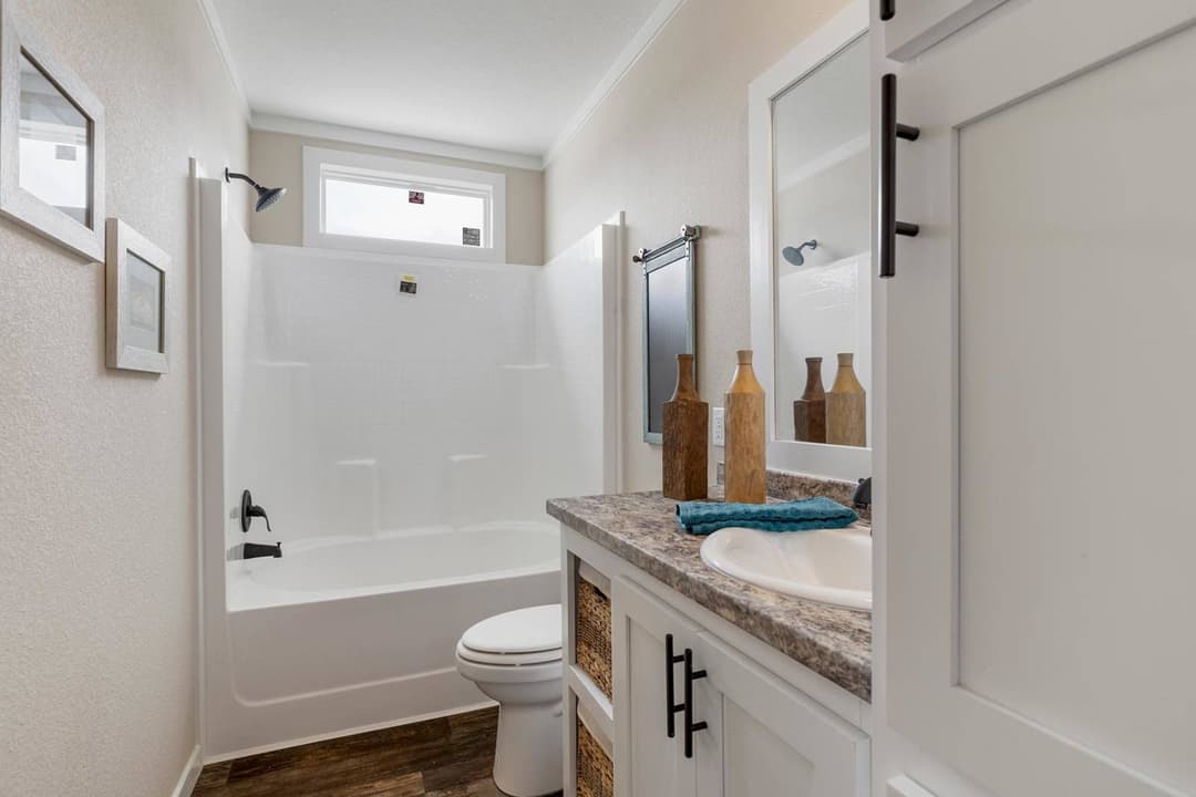 Titan extreme 3272e bathroom home features