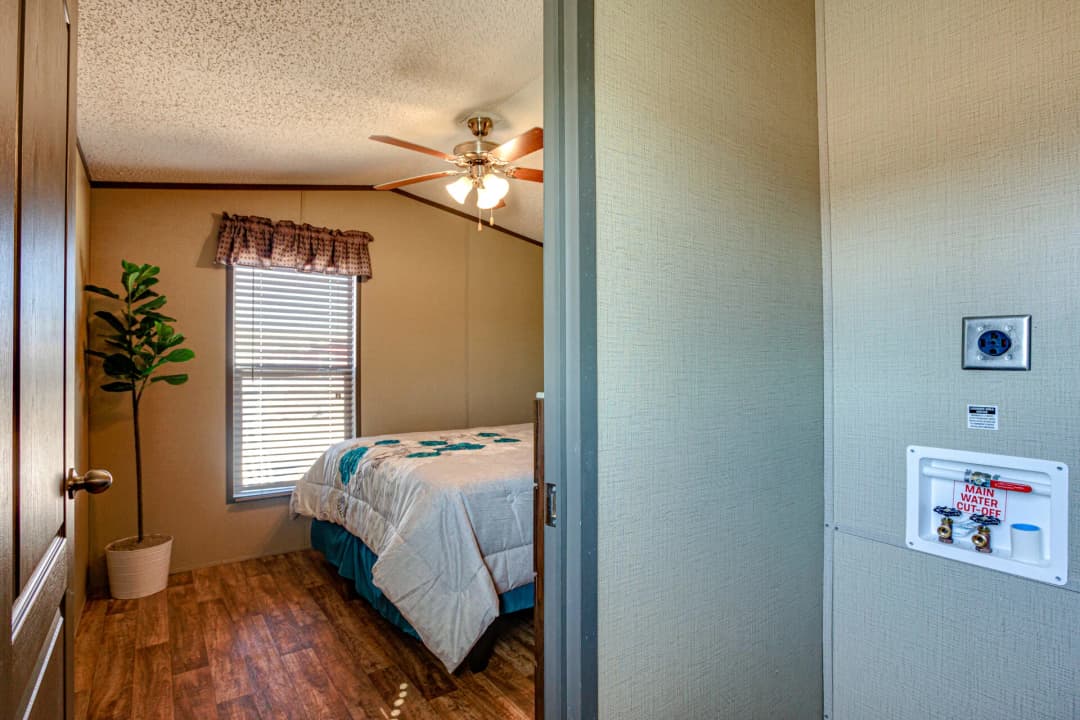 Select s-1256-21a bedroom home features